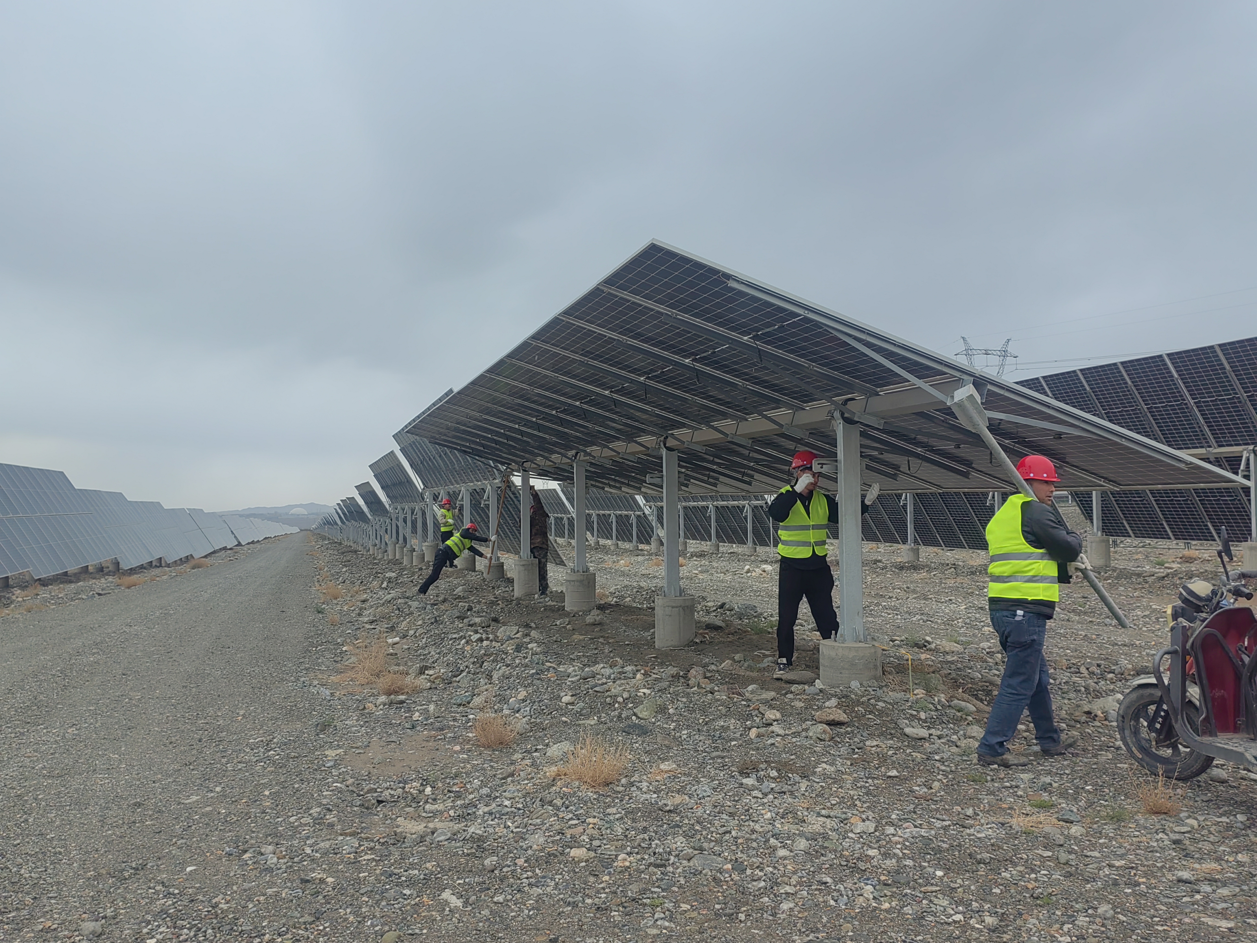 案例|新楚電力在阿克陶光伏電站完成機器人清洗試點和組件運維服